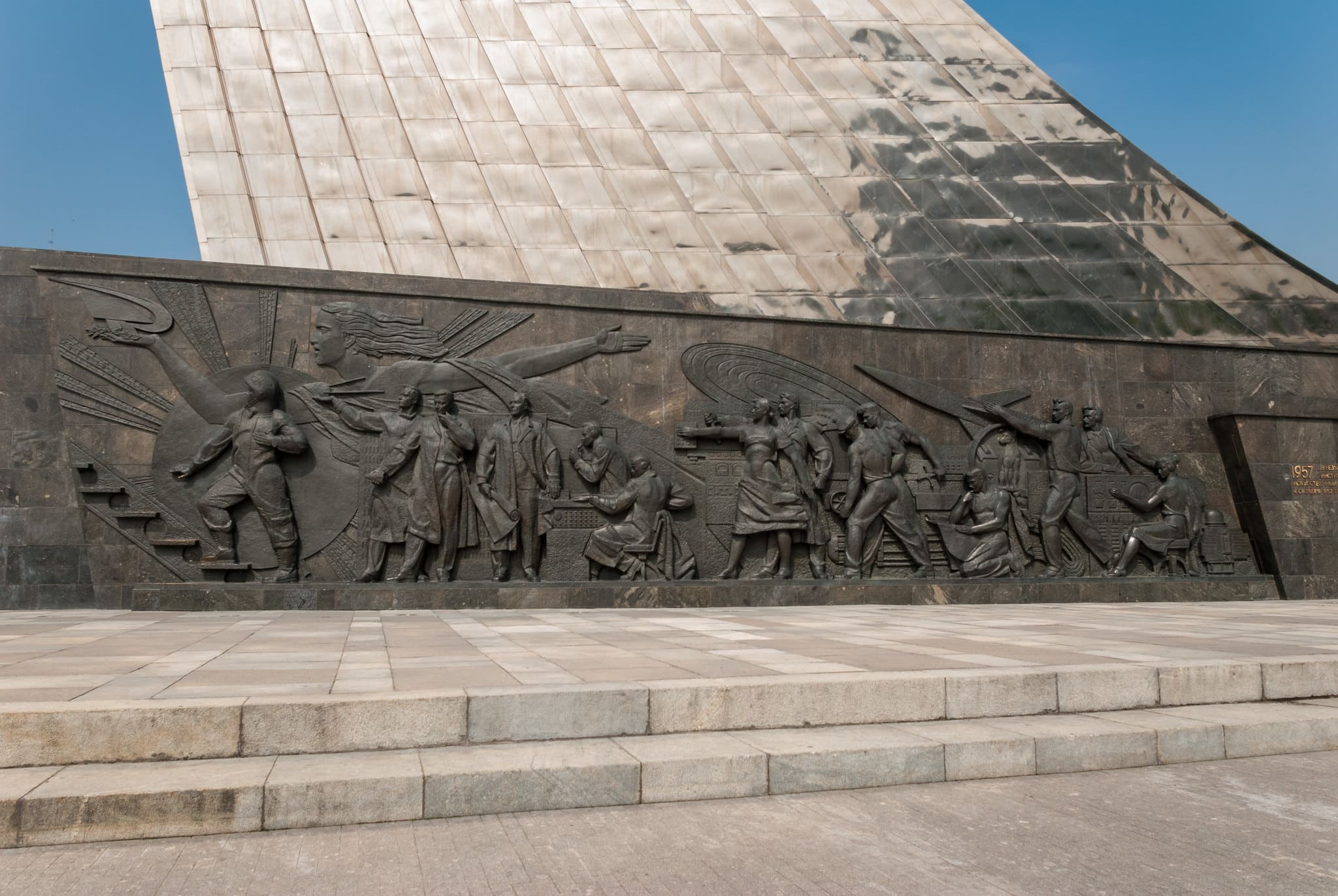 Bas-relief mettant en scène la chaîne de production au musée mémorial de la cosmonautique de Moscou
