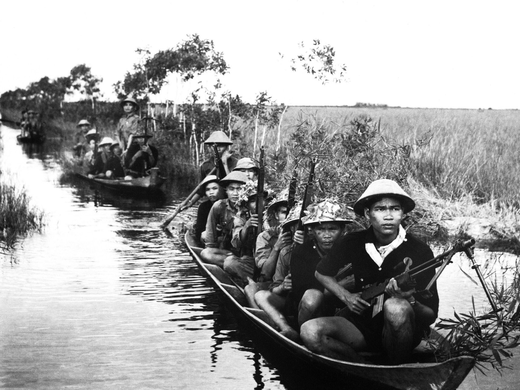 Forces de guérilla du Viêt-cong en provenance du Nord-Vietnam traversant une rivière en 1966 durant la guerre du Vietnam