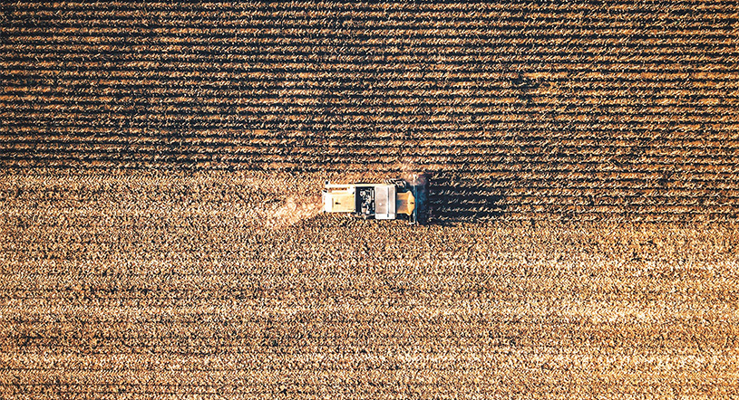 Vue aérienne d'un tracteur dans un champ